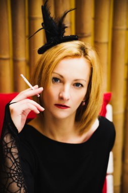 Güzel genç sarışın cadı Cadılar Bayramı tatil bir kafede