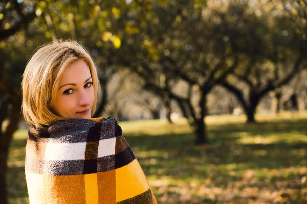 Junge Frau auf einem Teppich — Stockfoto