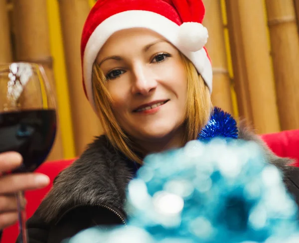 赤ワインのグラスを持つ若い女性を笑顔 — ストック写真