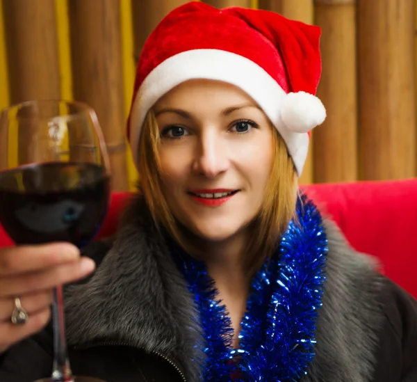 S úsměvem mladá žena se sklenicí červeného vína — Stock fotografie