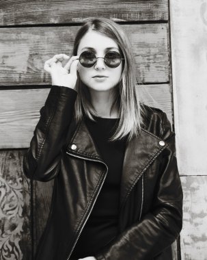 genç ve güzel ince kadın siyah rock tarzı. Siyah ve beyaz pho