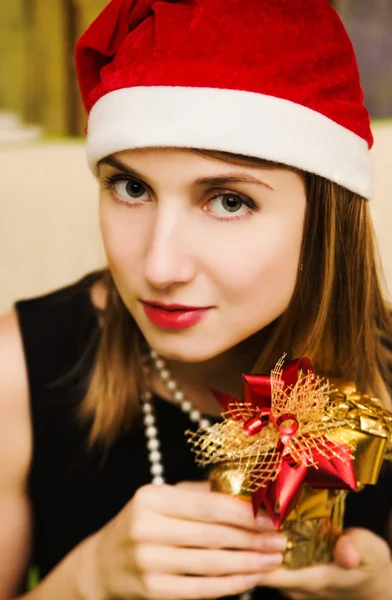 Güzel kız tutun Noel hediyesi — Stok fotoğraf