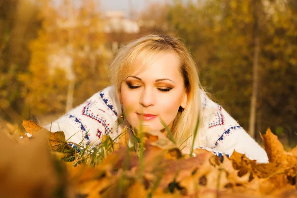 Nahaufnahme Porträt einer lächelnden schönen Frau mit geschlossenen Augen — Stockfoto