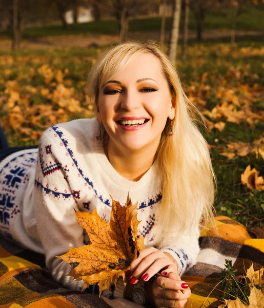 Ein Mädchen in einem Herbstpark — Stockfoto