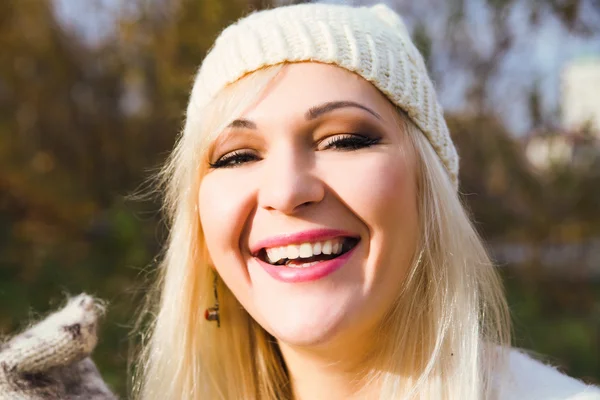 Femme d'hiver Beau visage souriant heureux portant un chapeau tricoté — Photo