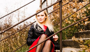 Güzel genç kadın siyah deri ceket ve güneş gözlüğü