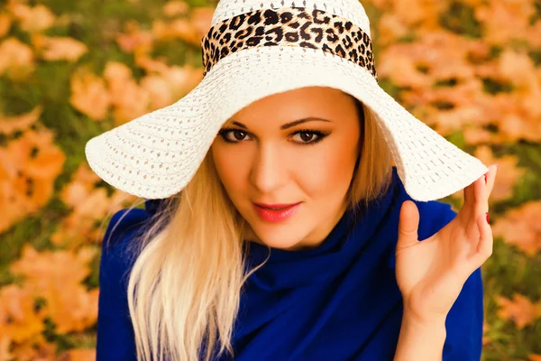 Beautiful young blond woman with long hair in  hat — Stock Photo, Image