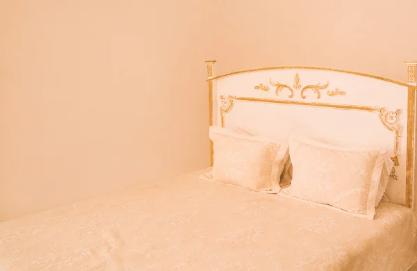 Duże podwójne łóżko biały — Zdjęcie stockowe
