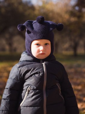 Ciddi ve üzücü küçük çocuk