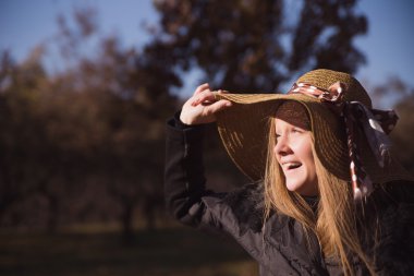 Şapkalı uzun saçlı güzel genç esmer kadın
