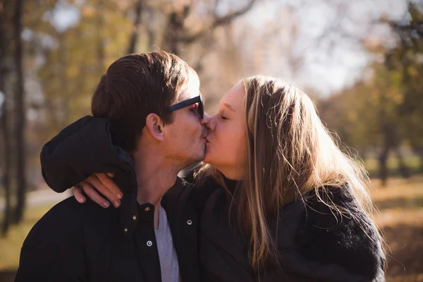 Par kyssas på natur — Stockfoto