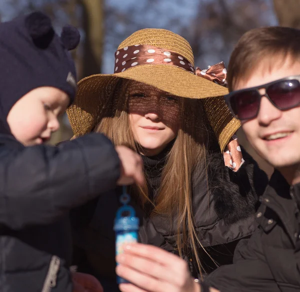 Familjen ha roligt i en park — Stockfoto