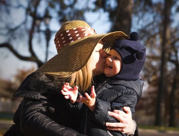 Vacker ung mamma och hennes barn pojke — Stockfoto