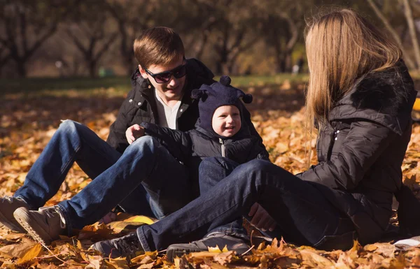 Foto van prachtige familie in herfst park — Stockfoto