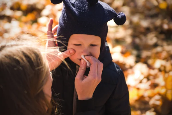 Bekar anne oğlunun burnunu uçurmak için yardım