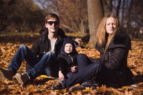 Foto de una familia encantadora en el parque de otoño — Foto de Stock