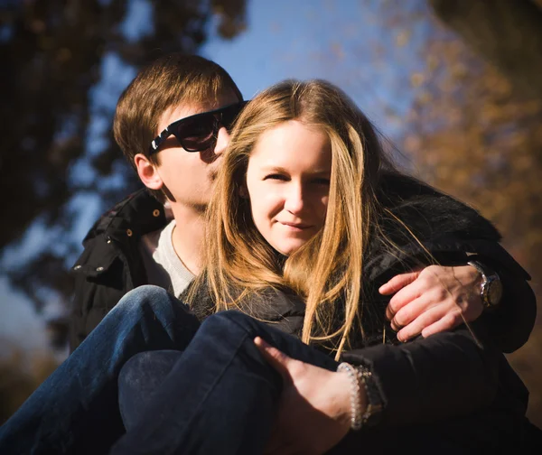 Pareja besándose en la naturaleza — Foto de Stock