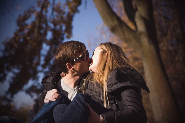 Paar küsst sich in der Natur — Stockfoto
