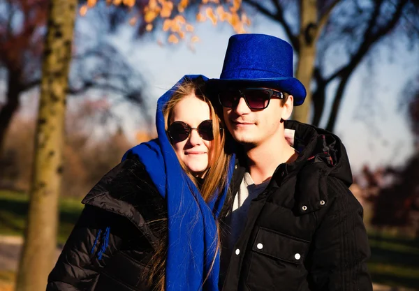 Случайная молодая пара в парке — стоковое фото