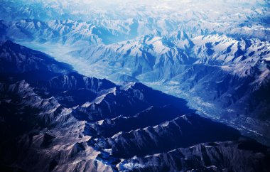 Dağları kar ve bulutların Üstten Görünüm.