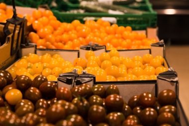 Domates süpermarkette kutularındaki demet