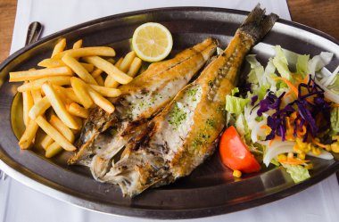 kızarmış balık patates ve salata ile