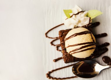 çikolata ve dondurma ile yapılan çöl.