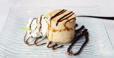 vanilyalı krema ve dondurma ile çöl