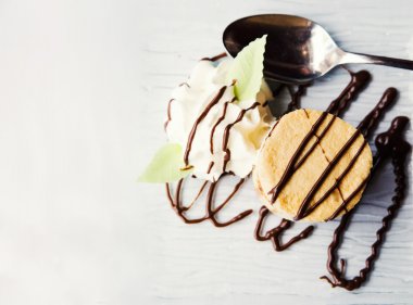 vanilyalı krema ve dondurma ile çöl