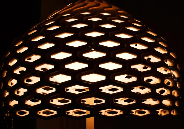 Lâmpada de luz em uma mesa — Fotografia de Stock