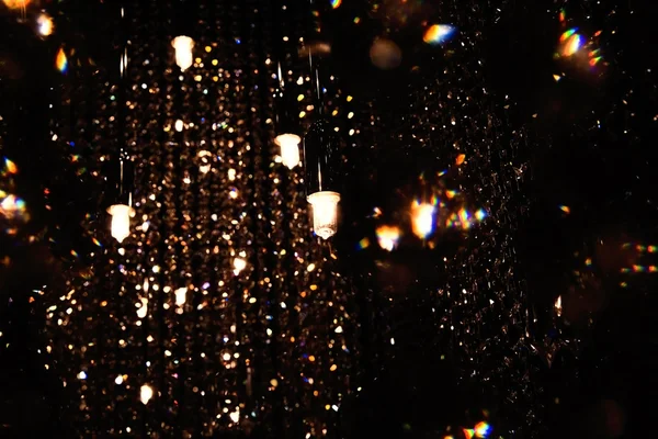 Лампа в елегантній кришталевій люстрі — стокове фото