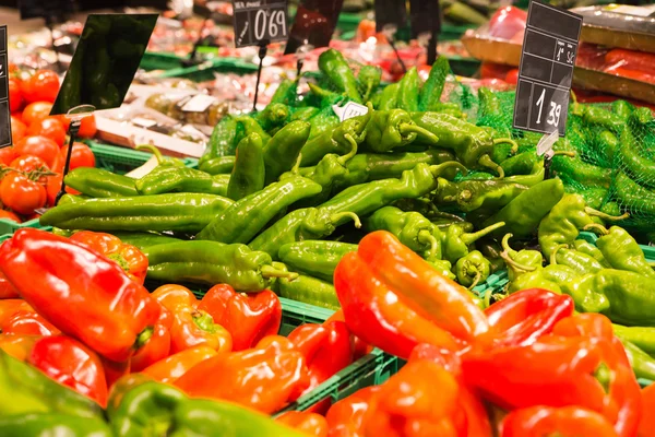 Verse peper in supermarkt — Stockfoto
