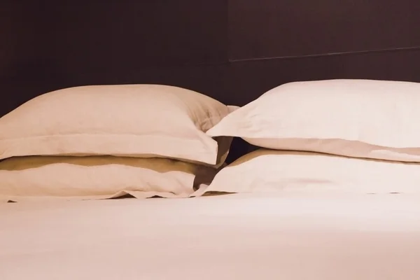 Almohadas en una cama almohadas suaves cómodas en la cama —  Fotos de Stock