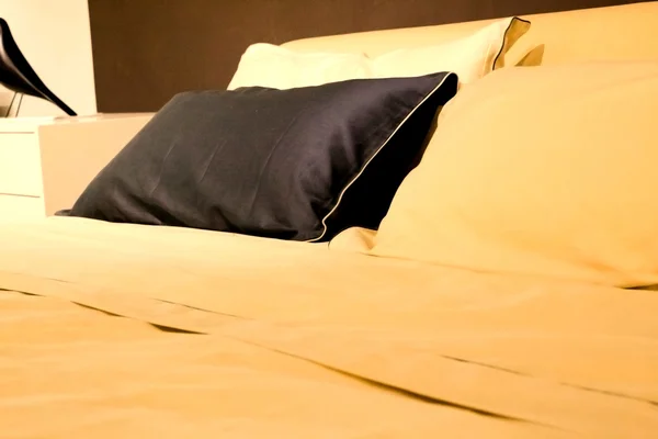 Almohadas en una cama almohadas suaves cómodas en la cama —  Fotos de Stock