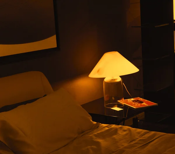Bir gece odada rahat ışık