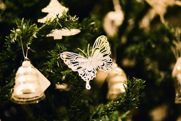Schöner Weihnachtsbaum geschmückt — Stockfoto