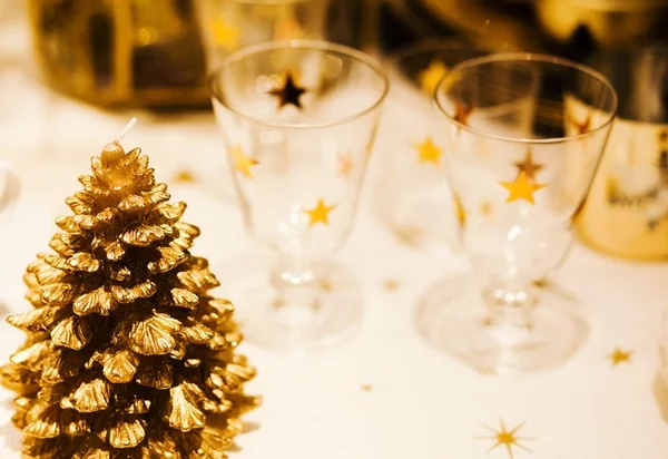 Kerst tabel omgeving met gouden feestelijke decoraties — Stockfoto