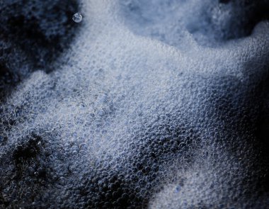 Bir dağ dere hızlı akan suların closeup