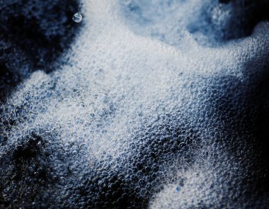 Bir dağ dere hızlı akan suların closeup