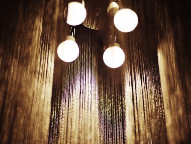 metal zincirler ile modern avize