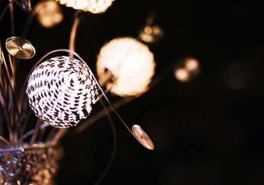 Bir odada modern bir lamba