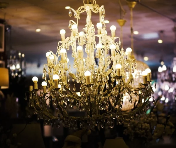 Oude elektrische kroonluchter lamp, luxe decoratie en verlichting — Stockfoto