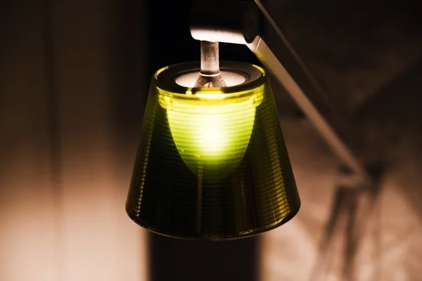 Lámpara de mesa con una pantalla verde —  Fotos de Stock