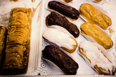 bir dükkanda eklerleri