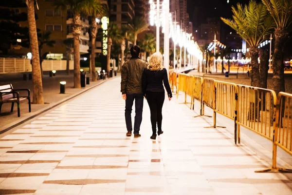 Una bella coppia in un appuntamento notte a piedi in città . — Foto Stock