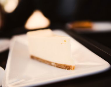Dilim cheesecake beyaz plaka üzerinde