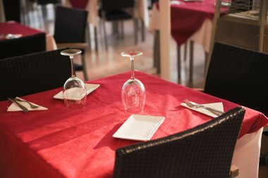boş masa ve sandalye ile bir kafe teras sokak görünümü
