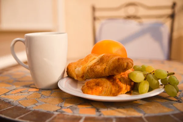 Croissant snídaně venku — Stock fotografie