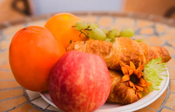 Croissant frukost med frukt — Stockfoto