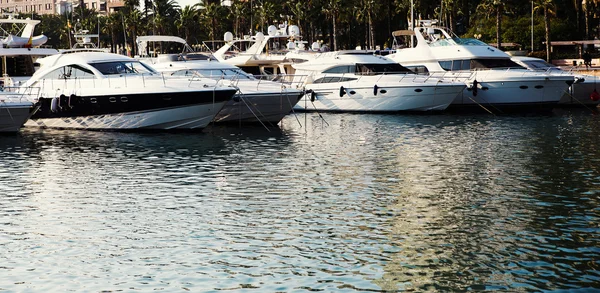 Yachten und Segelboote im Hafen — Stockfoto